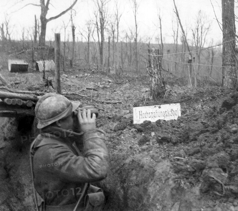 Soldat français observant l'ennemi, 1917