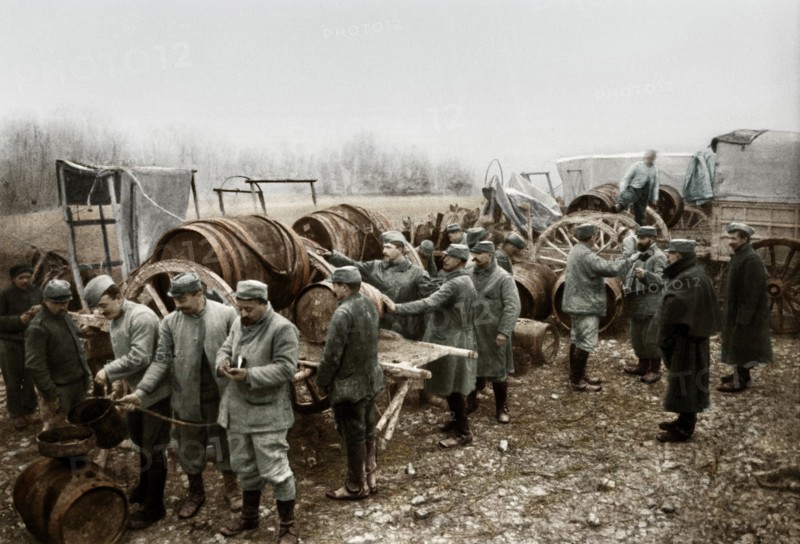Distribution de vin aux soldats