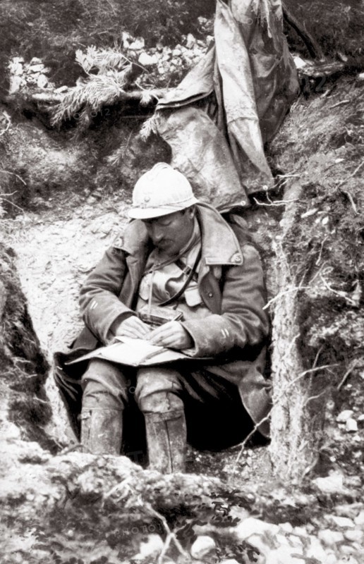 Soldat écrivant une lettre dans une tranchée, 1916