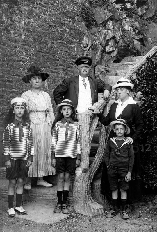 Une famillle en vacances au bord de mer, en août 1917