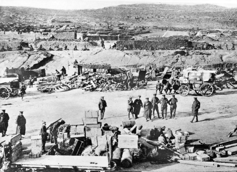 Guerre des Balkans - The Break up of the balkans - Making ready the beach at Sulva Bay on the Gallipoli Peninsula, two days before it was evacuated in december 1915 - A beautifully executed evacuation only parthly made up for the Allies total failure to capture the Turkish stronghold