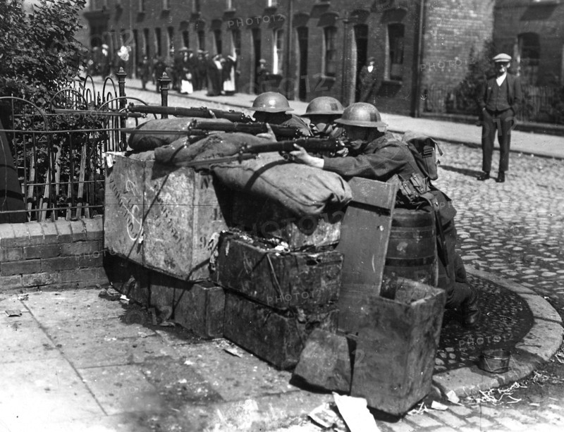 L'Irlande s'unit à la Grande Bretagne en 1800. En 1869, le premier ministre britannique proposa un projet d'autonomie. Voté en 1914, son application fut suspendue par la première guerre mondiale, puis rejettée par les Irlandais protestants de l'Ulster. L'Irlande sombra dans une guerre d'indépendance entre 1918 et 1921 qui aboutit à la partition de l'île en 1922. 26 comtés devinrent un Etat indépendant au sud et les 4 autres comtés, l'Ulster, restèrent partie intégrante du Royaume Uni. Le regain de violence des années 1960s en Ulster dégénéra en guerre civile. En 1998, le processus de paix fut relancé par l'accord de Stormont  (Accord du Vendredi Saint), le Parlement de l'Irlande du nord fut rétabli. Le 28 juillet 2005, l'Armée Républicaine Irlandaise (IRA) a mis fin à la lutte armée.