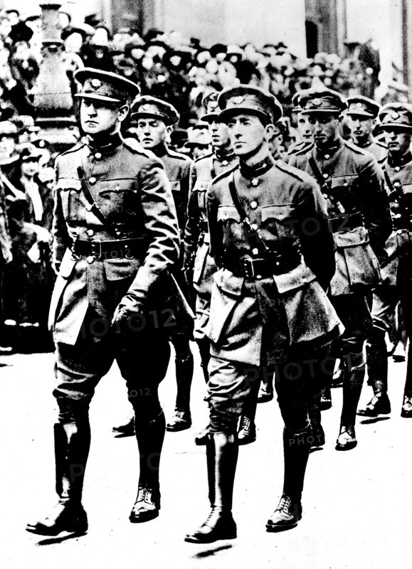 Le général Michael Collins, commandant en chef de l'Etat libre irlandais et le général Mulcahy, avant l'embuscade du 22 août 1922 - Suite à la ratification du traité de partition le 8 janvier 1922, l'Etat libre d'Irlande est créé au sud. Entre 1922 et 1923, la guerre civile éclate à nouveau opposant le gouvernement provisoire dirigé par Michael Collins aux membres de l'IRA qui refusent la partition, rejetée par Eamon de Valera et ses partisans.  Michael Collins (1890-1922) a acquis une réputation légendaire et une grande popularité pour son audace pendant la guerre anglo-irlandaise. Il a négocié la nouvelle constitution de l'Irlande avec les Britanniques sur mandat du président du Sinn Fein De Valera. Collins est devenu chef du gouvernement et a assuré la commande de l'armée. Peu de temps après, Collins a été pris dans une embuscade tendue par l'IRA à West Cork et a été tué le 22 août 1922.   L'Irlande s'unit à la Grande Bretagne en 1800. En 1869, le premier ministre britannique propos...