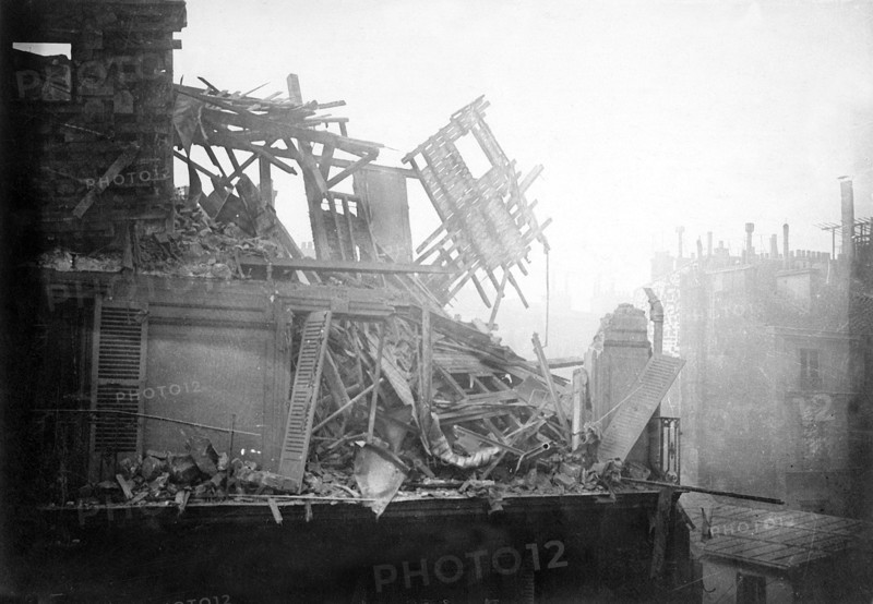 Première guerre mondiale. Les bombardements aériens de l'artillerie allemande sur Paris par les canons allemands à longue portée, les "Berthas" (fabriqués par les usines Krupp), du 23 mars au 09 août 1918.
