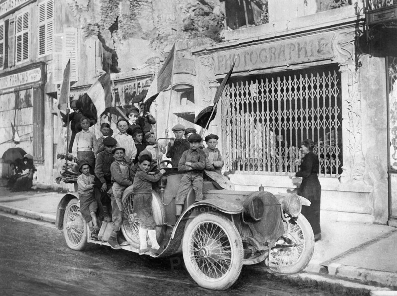 Enfants Saint-Mihiélois groupés sur la voiture d'un officier français qu'ils ont pavoisée, septembre 1918.