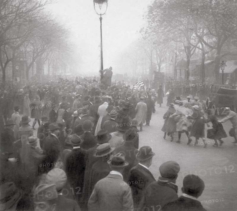 Scènes de joie à Paris le jour de l'armistice du 11 novembre 1918