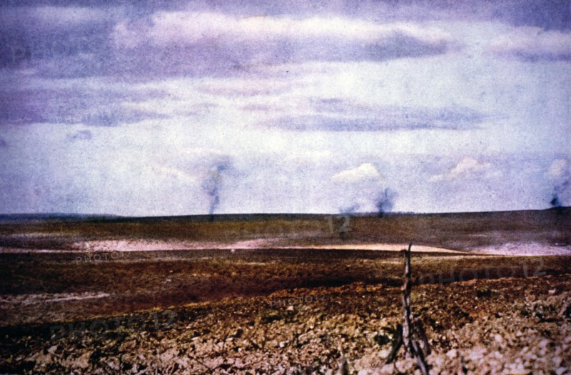 - Le Grand champ de Bataille - A droite la hauteur qui domine le fort de Douaumont : au centre le village de Fleury , à gauche , la côte de Froideterre , sur l'horizon n s’élèvent les fumées des éclatements d'obus . Tout les bois , les villages , les jardin dont confondus dans le méme bouleversement chaotique , dans le méme anéantissement