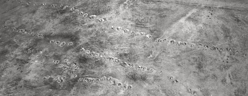 Fantassins ayant creusé leurs lignes de trous individuels à la suite suite d'une progression. - La guerre de mouvement vue par une photographie aérienne, juillet 1918.