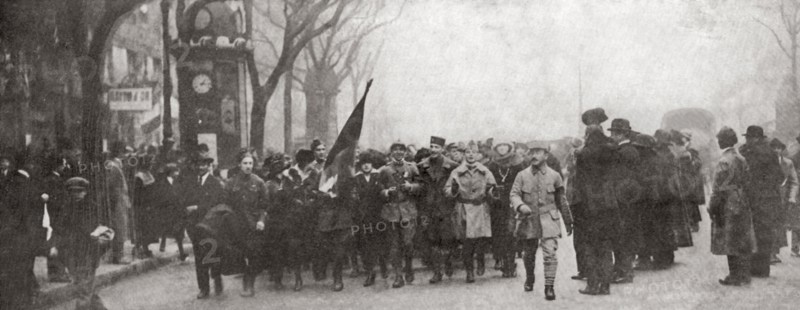 Scènes de joie à Paris le jour de l'armistice du 11 novembre 1918