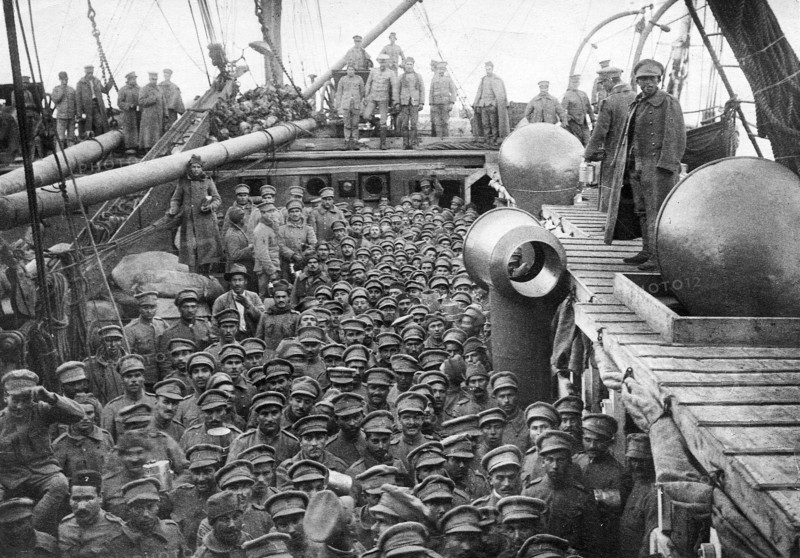 Le débarquement de troupes de l'armée portugaise dans un port français en avril 1917, les soldats embarqués sur un cargot britannique.