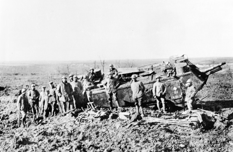 Lieutenant Cochu , en octobre 1917 , un char d'assaut après la prise du bois 160 ( son équipage et ses prisonniers )