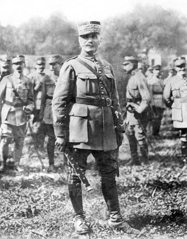 FERDINAND FOCH Maréchal de France (1851 ñ 1929)- Le 23 août 1918, le bâton de commandement a été remis au nouveau maréchal par le Président de la République -