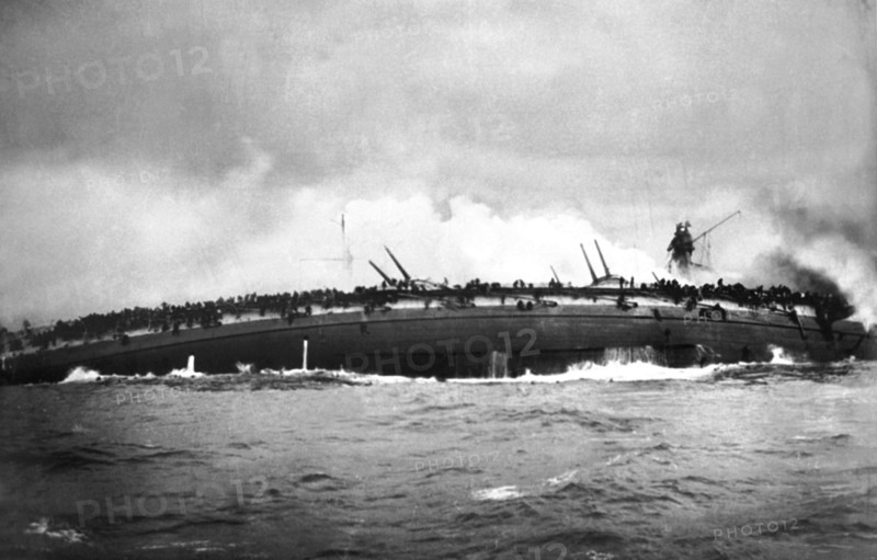 NAUFRAGE DU CUIRASSE ALLEMAND "BLÜCHER" - Le 24 janvier 1915, lors d'un raid allemand visant à bombarder le littoral anglais, le croiseur cuirassé allemand "Blücher", touché par la flotte britannique, tourne sur lui-même avant de sombrer. Son équipage est précipité à la mer ou s'y jette volontairement. Première Guerre Mondiale - Nous contacter pour la légende complète