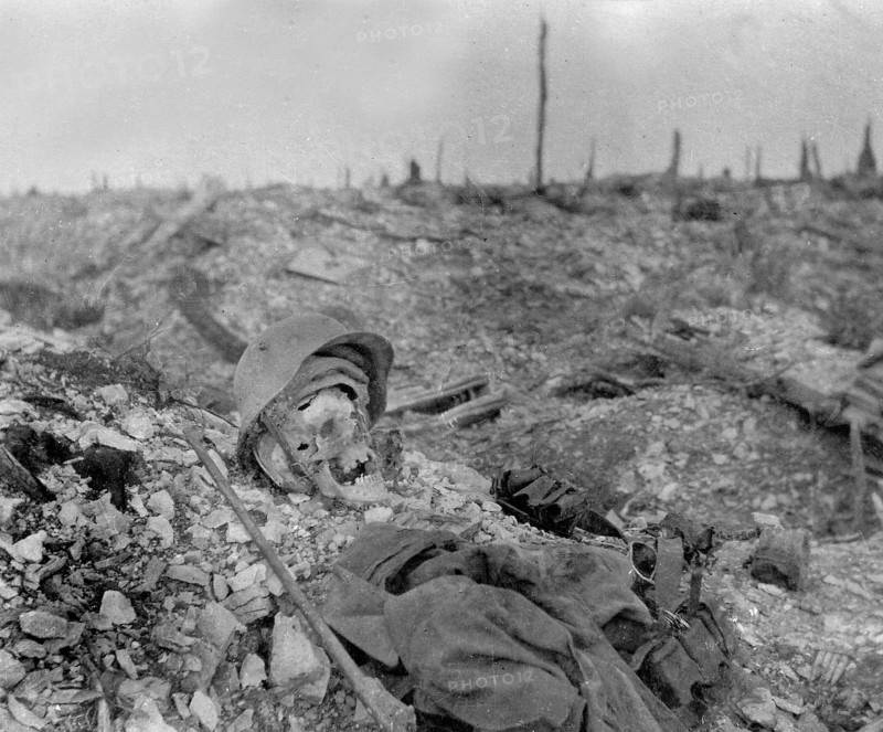 Le reste du cadavre d'un soldat allemand dans une tranchée - La première guerre mondiale 1914-1918. Nous contacter pour la légende complète