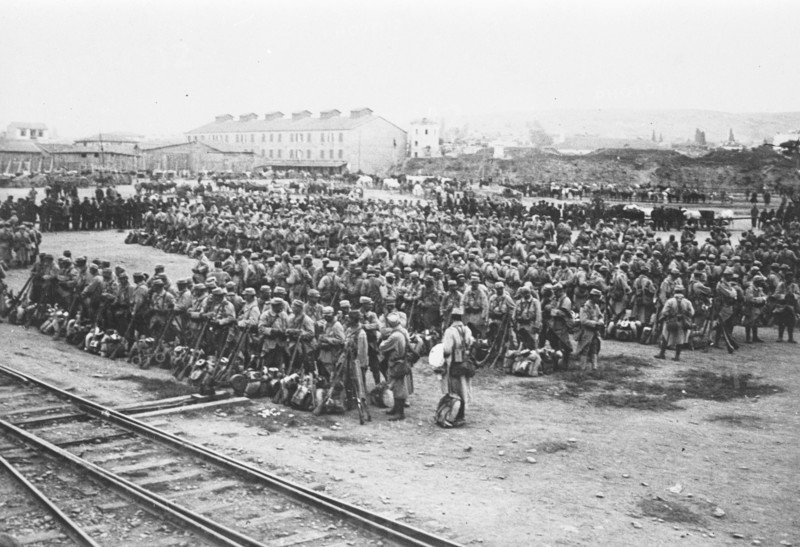 En octobre 1915, arrivée à Salonique des premiers contingents français et britanniques. Les troupes françaises, après leur débarquement, se sont massées à proximité des quais, avant de défiler à travers la ville. Première Guerre Mondiale - Nous contacter pour la légende complète