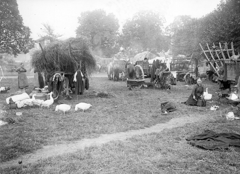 L'exode des populations du Nord de la France en août 1914 - Familles du Nord de la France ayant pris le chemin de l'exode devant l'envahisseur allemand.  Photographie parue dans L'Illustration du 4 août 1934, à l'occasion du 20ème anniversaire de la déclaration de la guerre. Première Guerre Mondiale - Nous contacter pour la légende complète