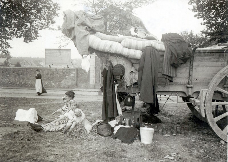 L'exode des populations du Nord de la France en août 1914 - Familles du Nord de la France ayant pris le chemin de l'exode devant l'envahisseur allemand.  Photographie parue dans L'Illustration du 4 août 1934, à l'occasion du 20ème anniversaire de la déclaration de la guerre. Première Guerre Mondiale - Nous contacter pour la légende complète