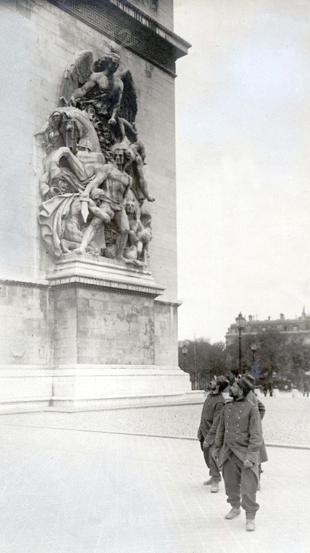 Scène parisienne d'août 1914: réservistes provinciaux méditant devant le haut-relief d'Etex, "La Résistance", de l'Arc de Triomphe.  Photographie parue dans L'Illustration du 4 août 1934, à l'occasion du 20ème anniversaire de la déclaration de la guerre. Première Guerre Mondiale - Nous contacter pour la légende complète