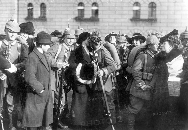 Les adieux de soldats allemands partant sur le front - Début août 1914 à Berlin, soldats allemands embrassant mères et fiancées, avant de partir pour le front.  Photographie parue dans L'Illustration du 4 août 1934, à l'occasion du 20ème anniversaire de la déclaration de la guerre. Première Guerre Mondiale - Nous contacter pour la légende complète