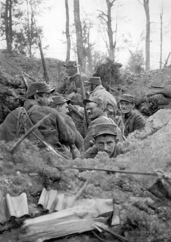 La première guerre mondiale. Dans la grande tranchée de Calonne en juillet 1915, une escouade de "vitriers" dans un trou d'obus : la 2e ligne allemande est conquise  pendant qu'on l'organise, c'est dans un trou d'obus qu'ont pris position 7 chasseurs.