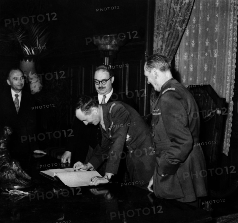 Le dimanche 25 août 1946 à 23 heures, deux ans jour pour jour après l'arrivée des premiers chars français de la 2ème Division Blindée qui libérèrent Paris de l'occupation allemande, le général LECLERC, qui commandait les opérations, signe le Livre d'or de l'Hôtel de Ville.
