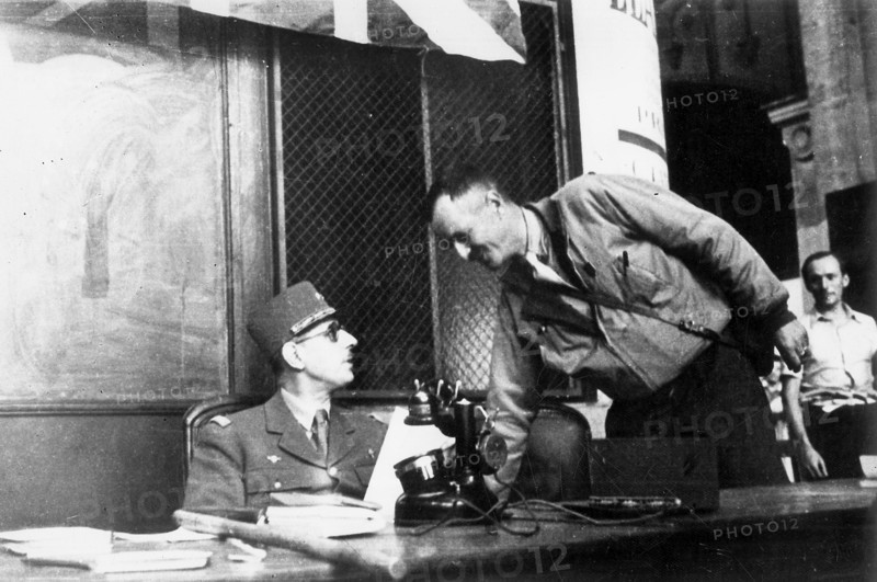 Le général de Gaulle consultant l'acte de capitulation de l'Allemagne