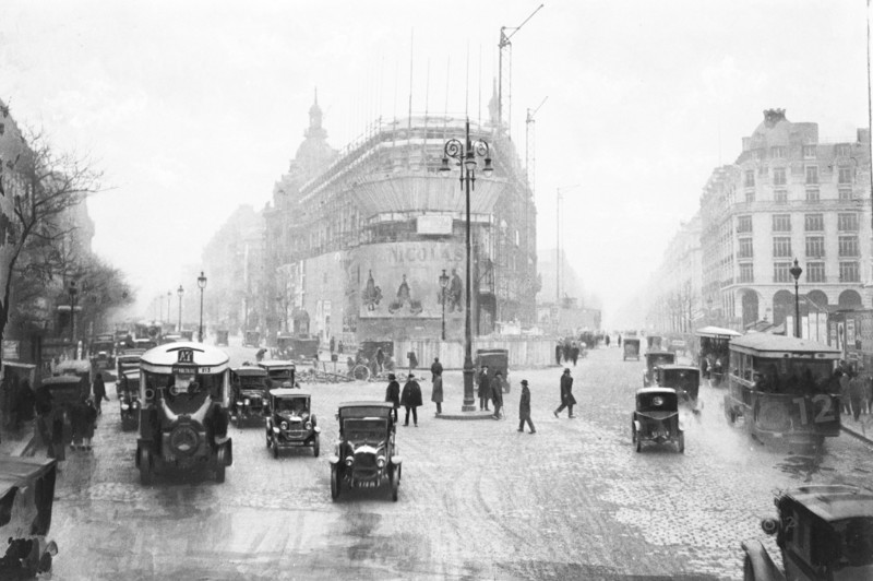 La fourche du boulevard des Italiens (àg) et du boulevard Haussmann (àd) vue du boulevard Montmartre, à la hauteur des rues de Richelieu et Drouot.