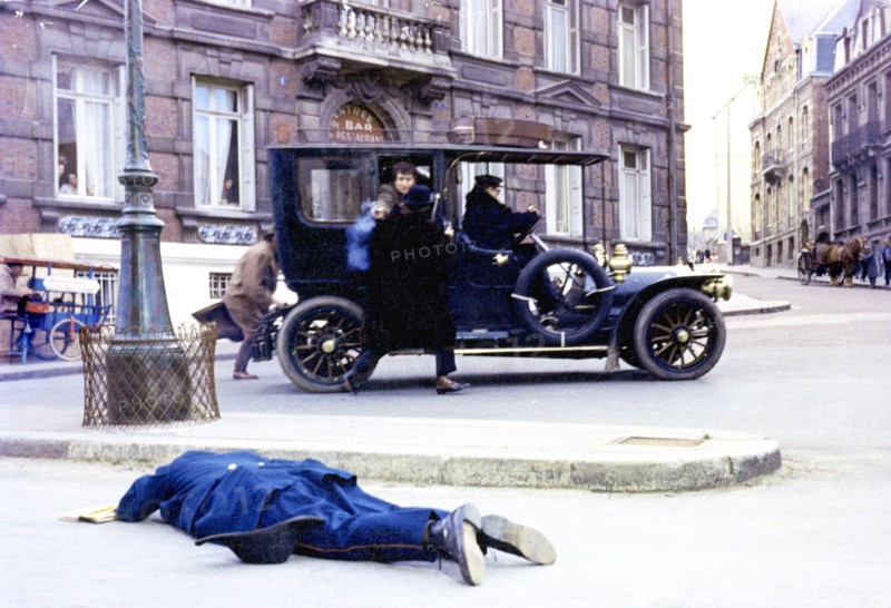 Police - Criminalité  La bande à Bonnot est un groupe de jeunes anarchistes emmené par Jules Bonnot (1876-1912) qui sème la terreur entre décembre 1911 et avril 1912. Commettant des cambriolages et des meurtres, ils sont les premiers criminels de l'histoire à voler à main armée en automobile. Traquée par la police, la bande est finalement arrêtée en 1912 à l'issue de longues fusillades.  Photo du film sur la célèbre bande à Bonnot.