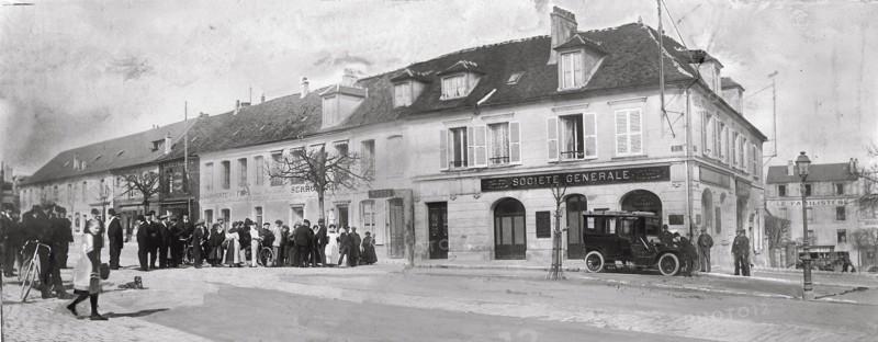 Police - Criminalité  La bande à Bonnot est un groupe de jeunes anarchistes emmené par Jules Bonnot (1876-1912) qui sème la terreur entre décembre 1911 et avril 1912. Commettant des cambriolages et des meurtres, ils sont les premiers criminels de l'histoire à voler à main armée en automobile. Traquée par la police, la bande est finalement arrêtée en 1912 à l'issue de longues fusillades.