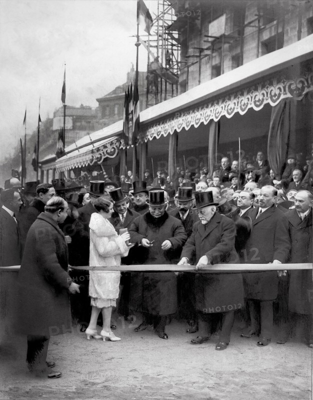 Achèvement des travaux sur le boulevard Haussmann en 1927