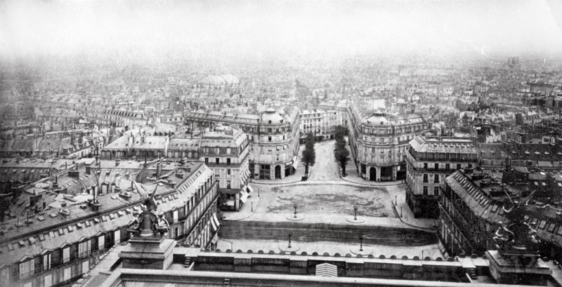Travaux du baron Haussmann à Paris. La Place de l'Opéra Garnier avant le percement de l'avenue Napoléon, aujourd'hui avenue de l'Opéra, jusqu'au Théâtre Français. Photographie prise avant 1866, du toit de l'Opéra de paris.