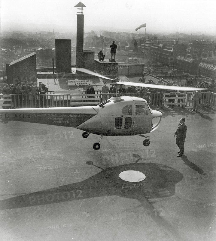 Les grands magasins à Paris : les Galerie Lafayette. En 1919, Védrines réussissait à se poser avec son biplan Caudron sur la terrasse des Galeries Lafayette. M André Labarthe et le capitaine Jimmy Yowell ont, à leur tour, atterri sur cette même terrasse, mais, cette fois, en hélicoptère.