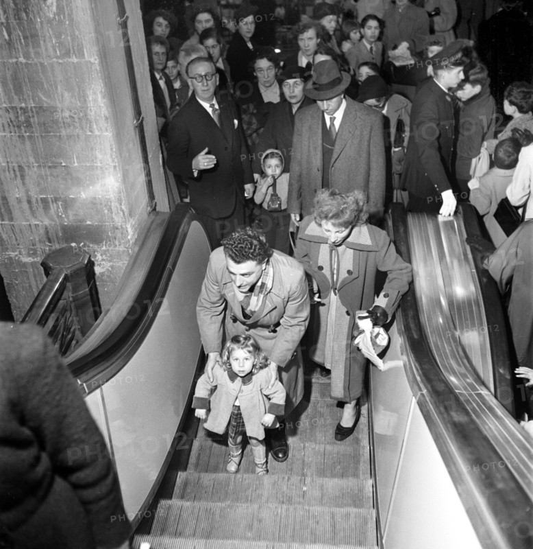 Les grands magasins à Paris : les Galerie Lafayette. L'inauguration de nouveaux escalator aux Galeries Lafayette dans les années 1950.