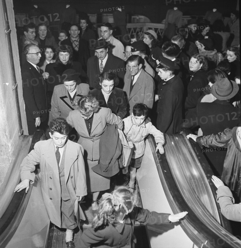 Les grands magasins à Paris : les Galerie Lafayette. L'inauguration de nouveaux escalator aux Galeries Lafayette dans les années 1950.