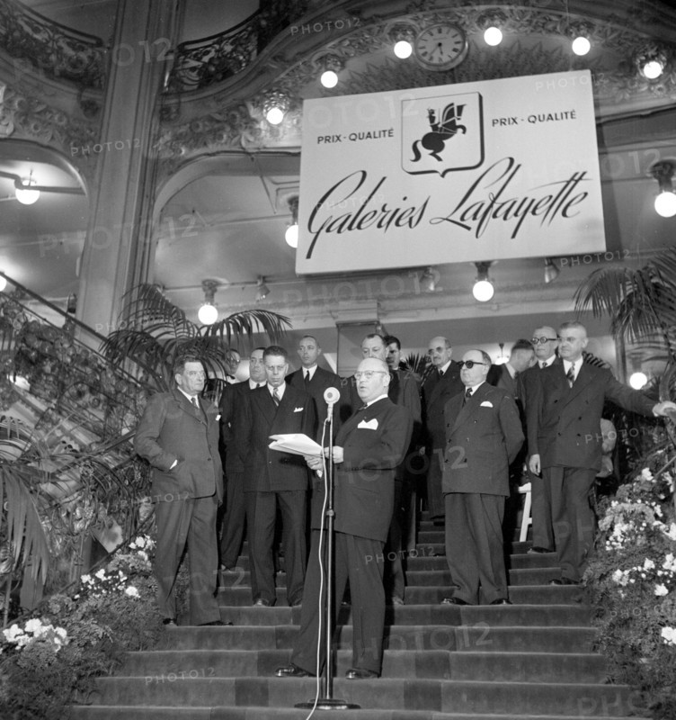 Les grands magasins à Paris : les Galerie Lafayette. L'inauguration de nouveaux escalator aux Galeries Lafayette dans les années 1950.