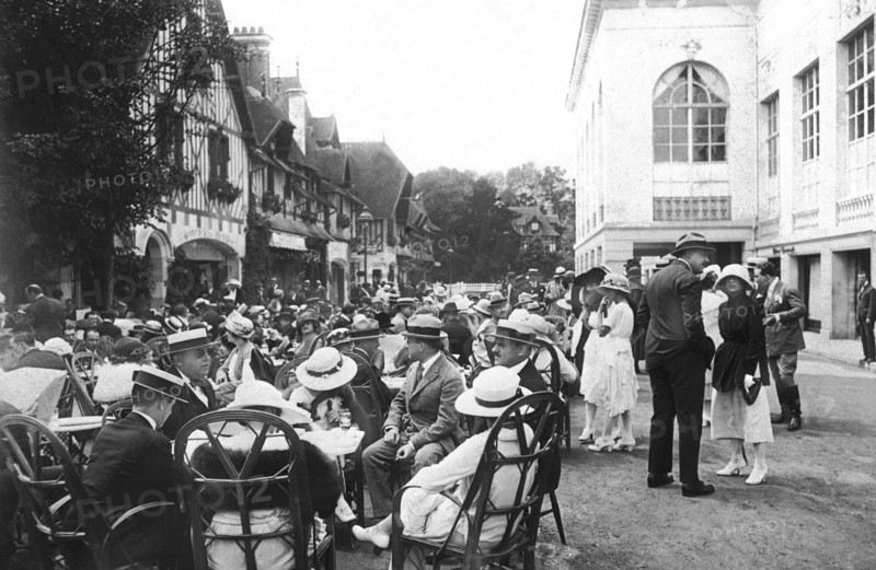 Août 1920 à Deauville,  vacanciers installés à la terrasse du restaurant LA POTINIERE, rue Gontaut-Biron.