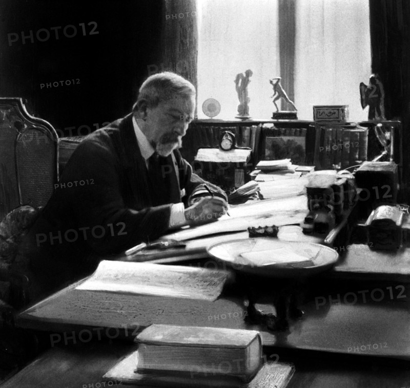 En janvier 1930, à Paris, Emile HENRIOT, dessinateur depuis 1890 au journal L'ILLUSTRATION travaillant chez lui.