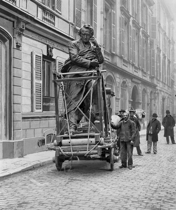 En février 1902, à Paris, la statue de Victor Hugo réalisée par le sculpteur Barrias est transportée jusqu'à la place Victor Hugo. Elle est photographiée au moment où le convoi franchit la rue Saint-Georges à la hauteur des locaux du journal "L'Illustration".