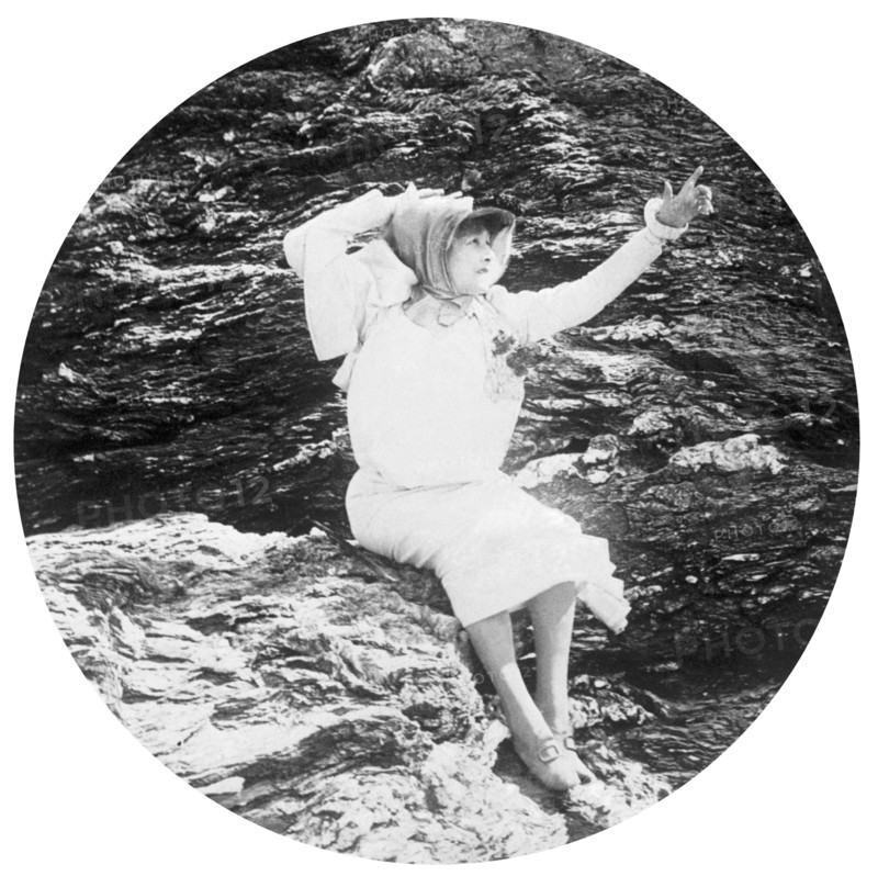 Vers 1903, Sarah Bernhardt en vacances à Belle-Ile, photographiée sur un rocher.  Depuis 7 ou 8 ans, la tragédienne  passe tous les étés avec ses enfants dans sa villégiature de Fort-des-Poulains à la pointe d'Er-Hastellec.  Photographie parue dans L'Illustration du 30 juillet 1904.
