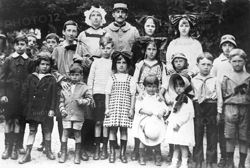 Jean-Paul Sartre écolier (au centre portant une marinière). A la mort de son père en 1906, Jean-Paul Sartre est âgé de un an. Sa mère Anne-Marie Schweitzer part alors vivre chez ses parents. Sartre retournera à Paris pour entrer au lycée Henri IV en 1915.