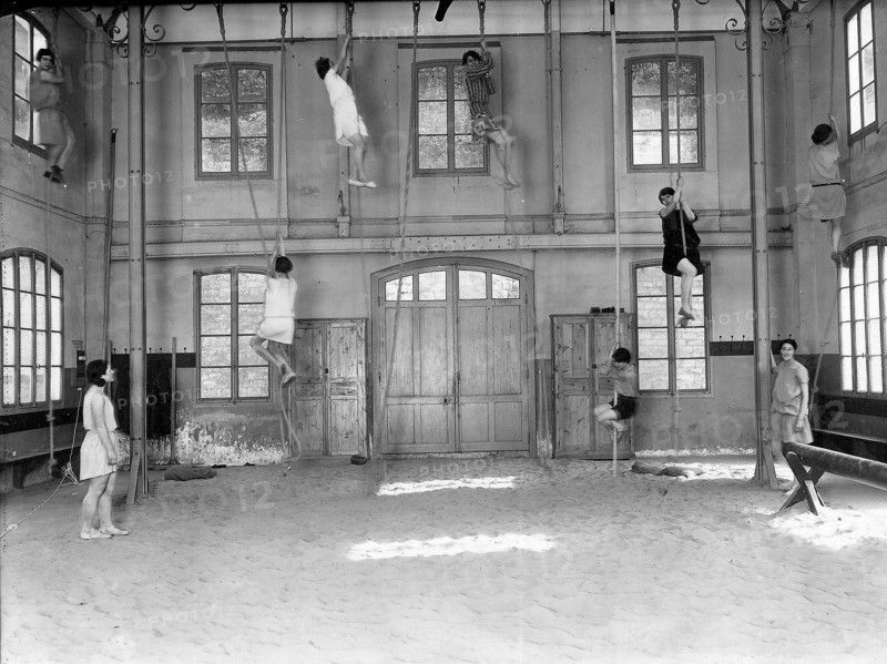 Cours de gymnastique de l'Ecole Normale Supérieure de Sèvres, en 1928