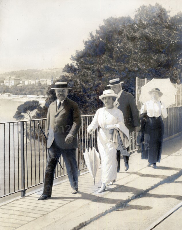 M et Madame Poincaré en promenade sur la route de la corniche, entre Eze et Beaulieu, Avril 1914 - Les vacances de Paques du président de la république française M Poincaré.
