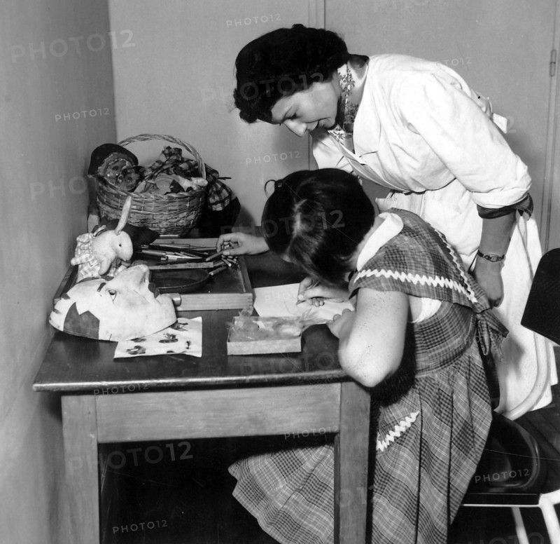 Ecolière faisant ses devoirs, en 1954