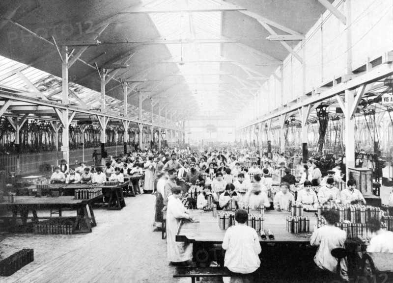 Usine de fabrication d'obus d'André Citroën, en 1915.