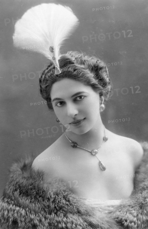 Mata Hari (1876-1917) Fille d'un marchand hollandais et d'une javanaise, elle épouse un capitaine avec lequel elle vit plusieurs années dans les Indes néerlandaises. Après son divorce, elle gagne Paris. Avec la collaboration d'Emile Guimet, elle débute en 1907 comme danseuse de charme sous l'apparence d'une princesse javanaise nommée Mata Hari. Ses danses hindoues et javanaises remportent du succès et ses charmes attirent des protecteurs hauts placés. Libre, Mata Hari voyage en Europe et parle plusieurs langues. On lui propose alors de mettre ses atouts au service de la France, moyennant somme d'argent. Perquisitionnée par le contre-espionnage français, elle est convaincue d'espionnage en faveur de l'Allemagne. Elle est fusillée le 15 octobre 1917 dans la forteresse de Vincennes