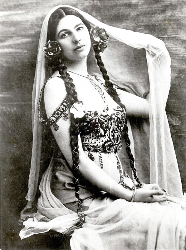 Mata Hari (1876-1917) Fille d'un marchand hollandais et d'une javanaise, elle épouse un capitaine avec lequel elle vit plusieurs années dans les Indes néerlandaises. Après son divorce, elle gagne Paris. Avec la collaboration d'Emile Guimet, elle débute en 1907 comme danseuse de charme sous l'apparence d'une princesse javanaise nommée Mata Hari. Ses danses hindoues et javanaises remportent du succès et ses charmes attirent des protecteurs hauts placés. Libre, Mata Hari voyage en Europe et parle plusieurs langues. On lui propose alors de mettre ses atouts au service de la France, moyennant somme d'argent. Perquisitionnée par le contre-espionnage français, elle est convaincue d'espionnage en faveur de l'Allemagne. Elle est fusillée le 15 octobre 1917 dans la forteresse de Vincennes