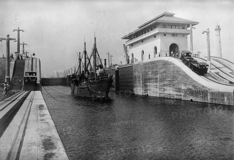 Lors de l'ouverture du canal de Panama le 7 juin 1914 et avant le passage de cinq sous-marins de l'armée américaine à travers l'isthme de PANAMA, le SEVERN, bateau-atelier américain, précède les submersibles dans le canal avant son inauguration officielle.