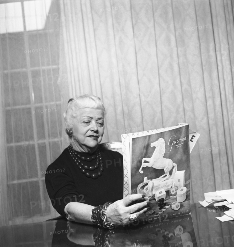 Portrait en janvier 1953 de la créatrice de mode Nina RICCI lisant un numéro de France-Illustration. MODE