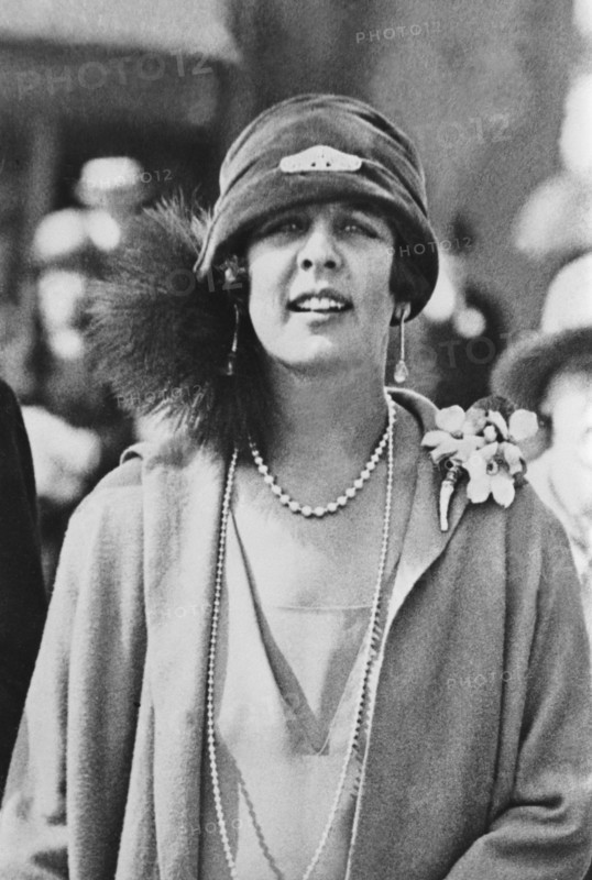 La princesse Charlotte de Monaco (1898-1977) est la fille de Louis II de Monaco et de Marie-Juliette Jouvet.  Elle épouse en 1920 Pierre de Polignac dont elle a deux enfants: Antoinette de Monaco et Rainier III de Monaco. Elle renonce à ses droits au trône monégasque en 1938.