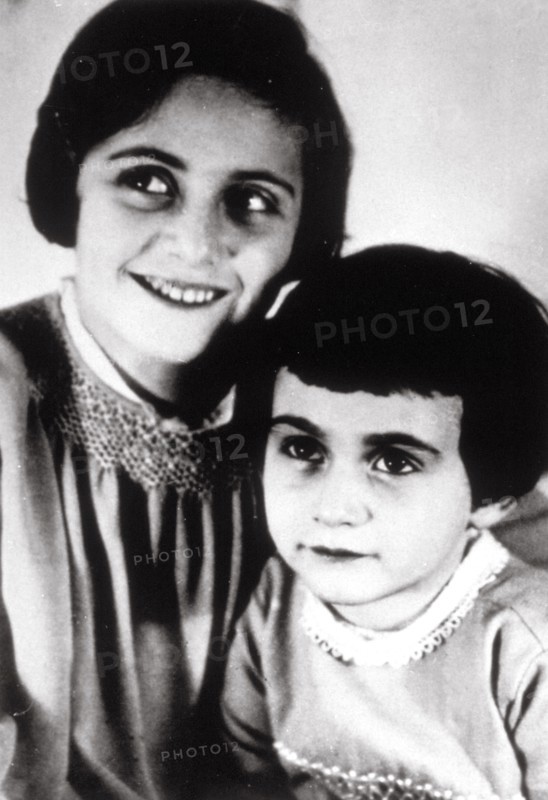 Anne Frank ( 1929-1945) ou Annelies Marie Frank Juive allemande, émigrée avec ses parents aux Pays Bas en 1933. Morte dans le camp de concentration de Bergen Belsen en 1945. Alors que sa famille et elle se cachaient pour échapper aux nazis entre 1942 et 1944, elle rédigea un journal que son père retrouva après la Libération. - Le Journal d'Anne Frank - fut publié d'abord en 1947 puis en 1989 dans sa version intégrale.